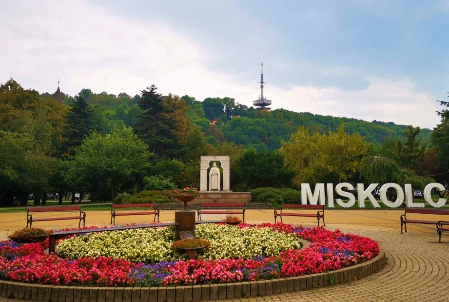 Miért költözünk Miskolcra, mikor onnan elköltözni&nbsp;szokás?